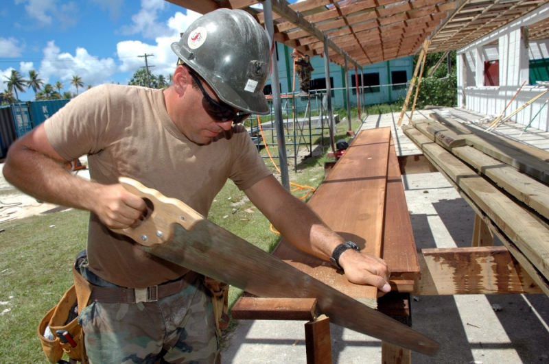 ebeniste-COMPS SUR ARTUBY-min_worker_construction_building_carpenter_male_job_build_helmet-893290